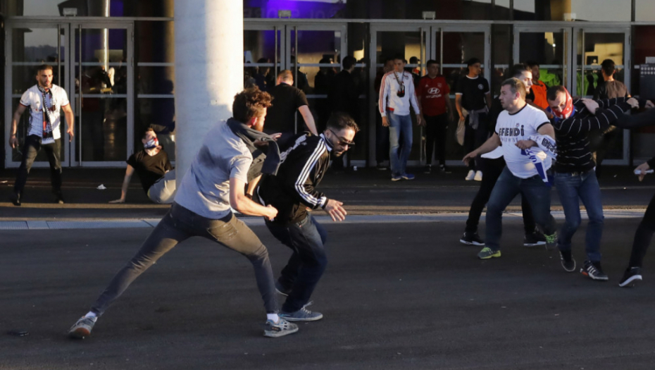 Tuča navijača ispred stadiona u Lionu