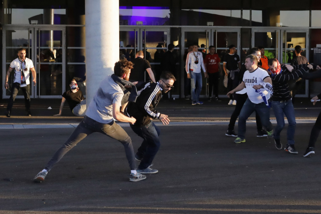 Tuča navijača ispred stadiona u Lionu