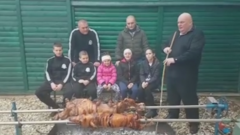 Palma porodično pripremio prazničnu pečenicu