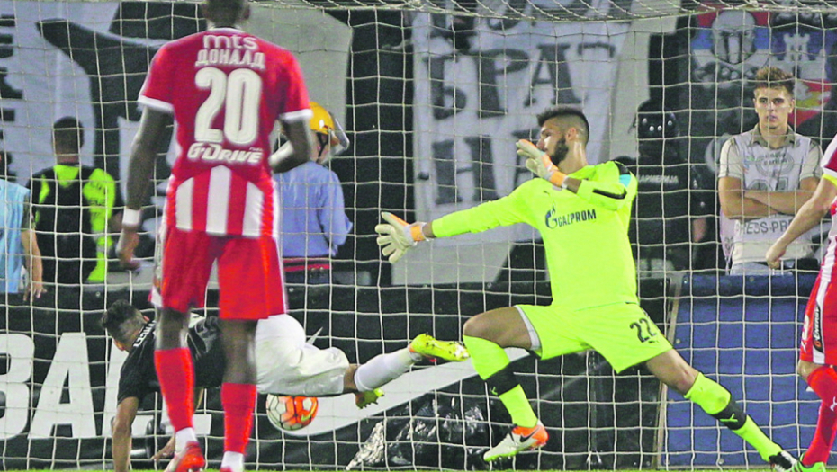  Leonardo šalje loptu u Manojlovićevu desnu stranu!