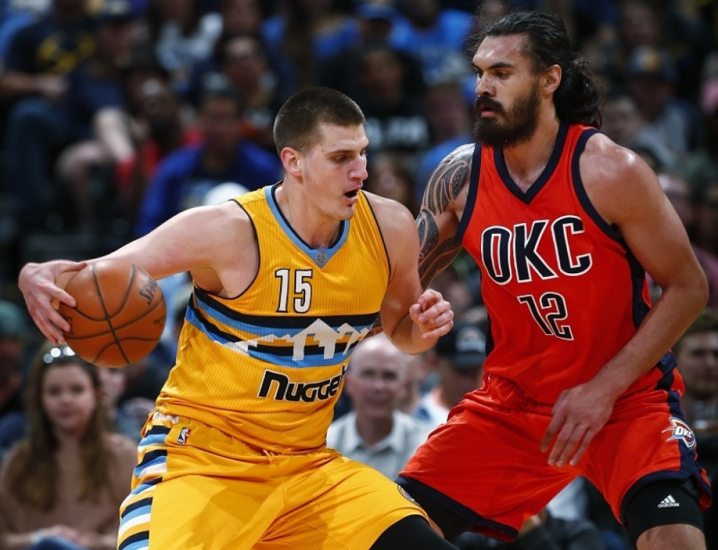 Nikola Jokić u duelu sa Stivenom Adamsom iz Oklahome