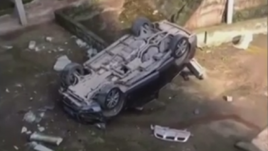 Polomljeni džip nakon pada sa zgrade