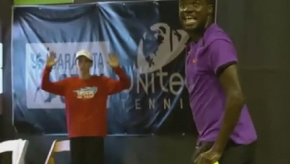 Nije mogao da servira zbog stenjanja