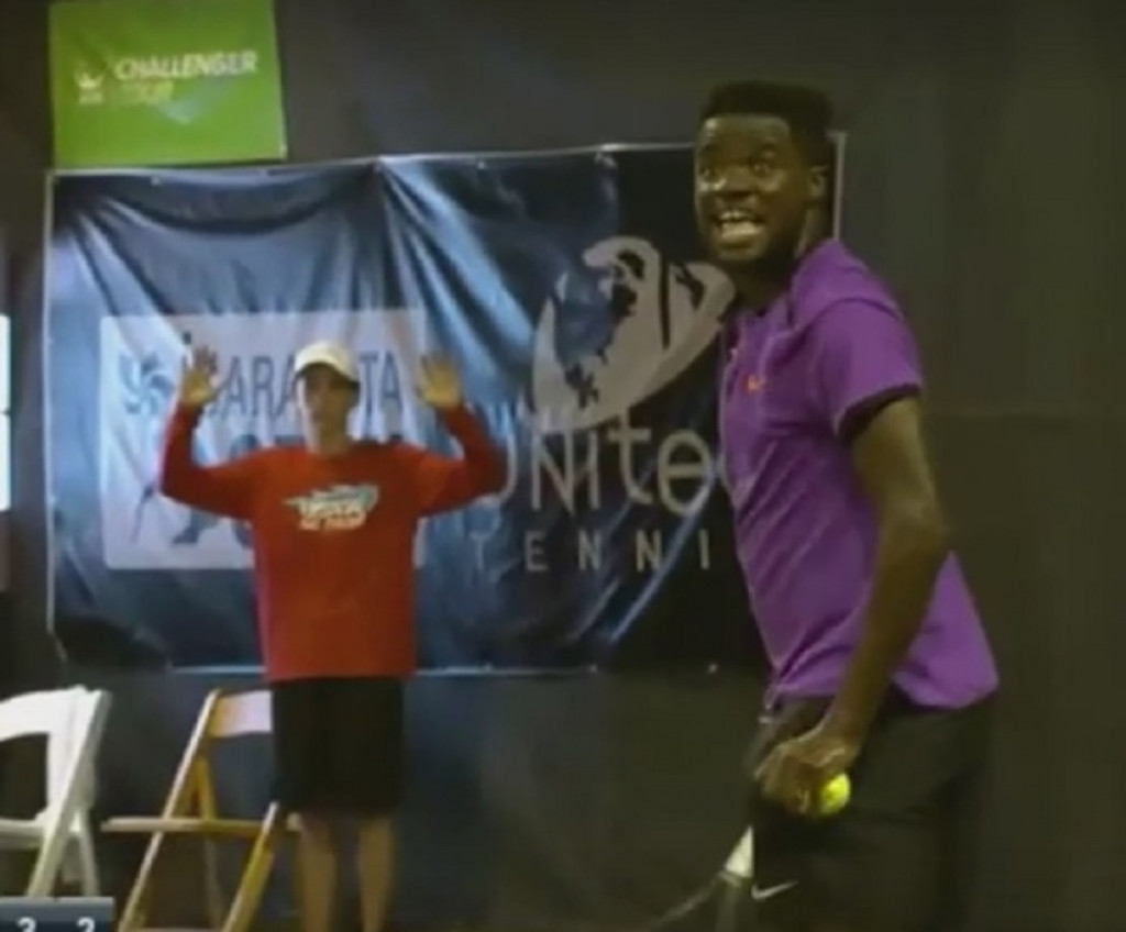 Nije mogao da servira zbog stenjanja