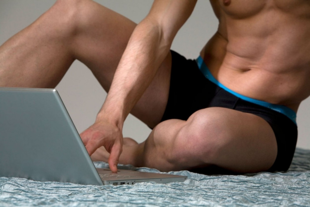 Perverznjak muškarac laptop mišići