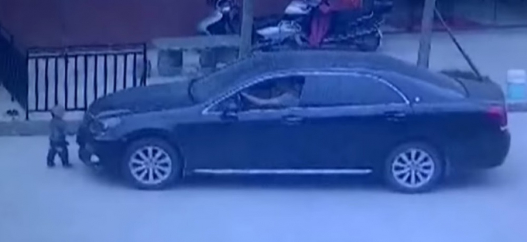 Automobilom pregazio dete