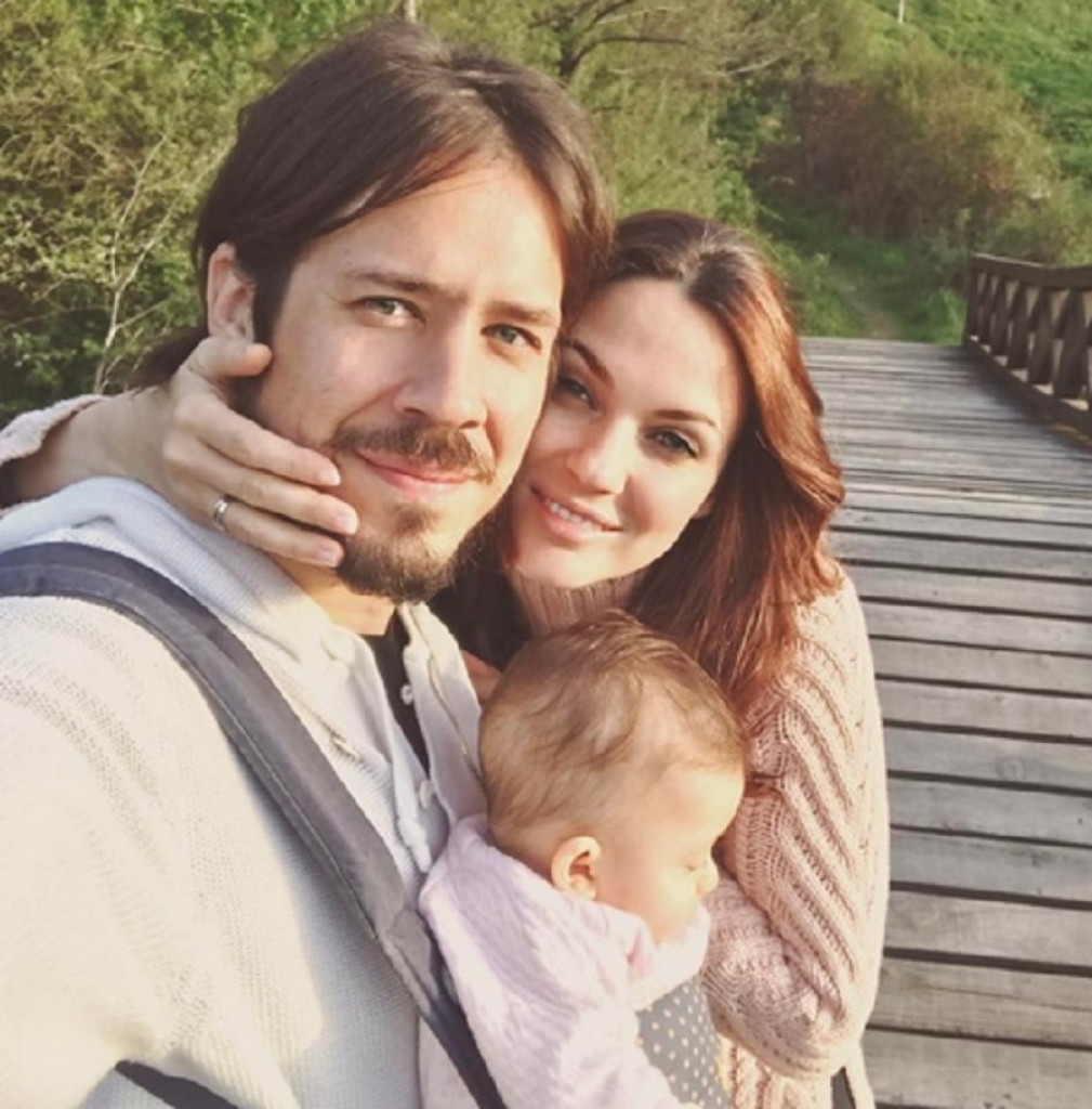 Nikola i Bojana sa ćerkicom u Mileševi