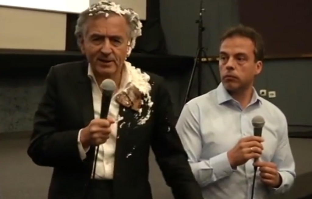 Levi dobio tortu u glavu