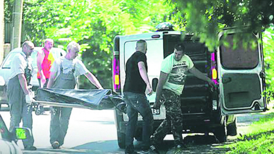 Policija iznosi telo ubijenog 
