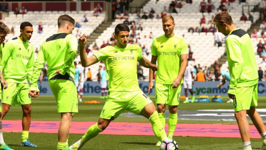 Marko Grujić na zagrevanju sa saigračima