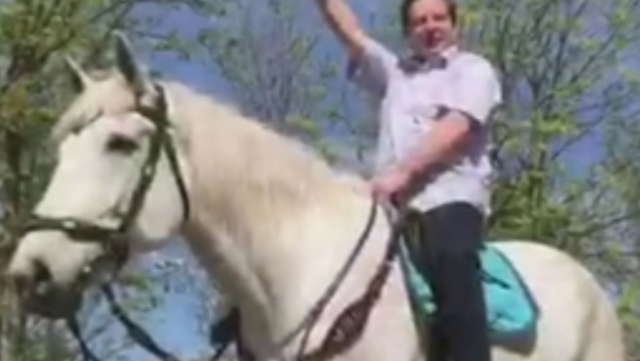 Karić na belom konju