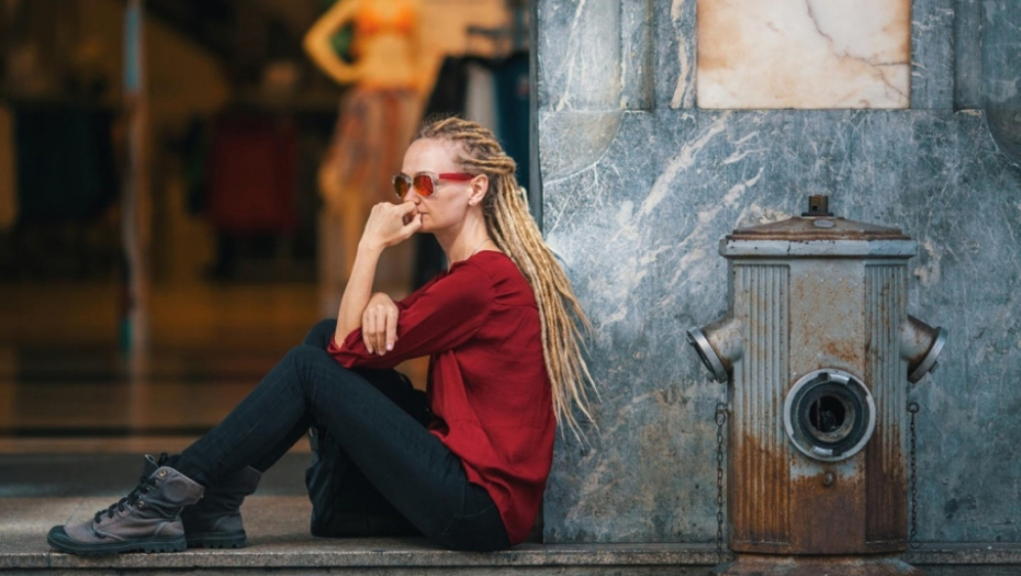 Dredovi devojka ulica sedi naočari hidrant