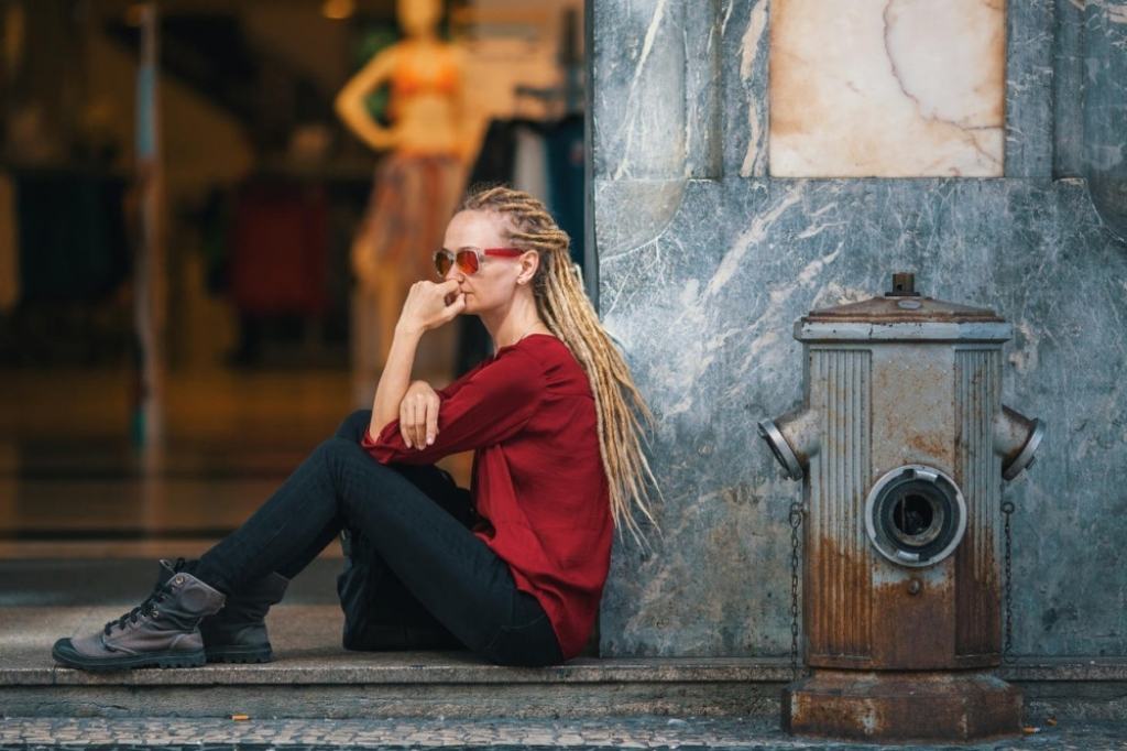 Dredovi devojka ulica sedi naočari hidrant