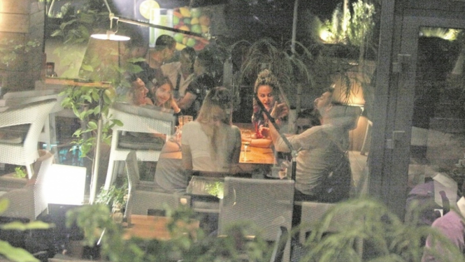 Gastoz sedeo sa Indi, Sorajom i Amidžićem