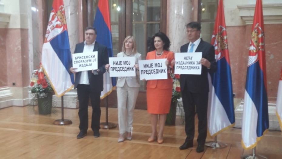 Poslanici sa transparentima