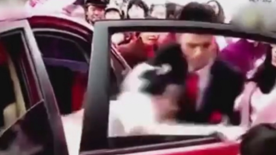 Mladoženja izbaczuje mladu iz auta