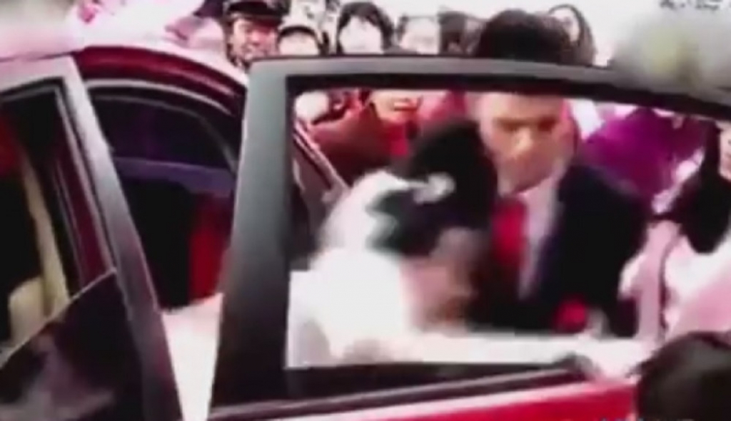 Mladoženja izbaczuje mladu iz auta