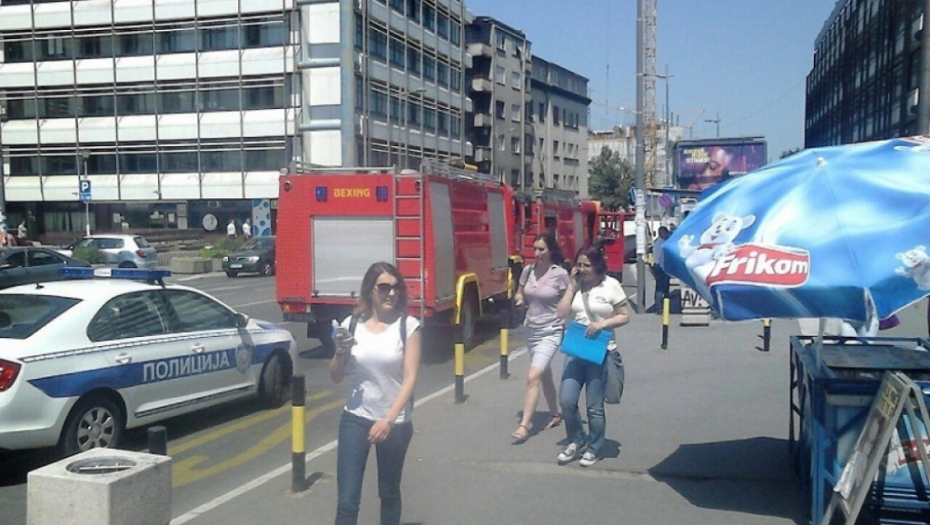 Požar i vatrogasci ispred zgrade Uprave