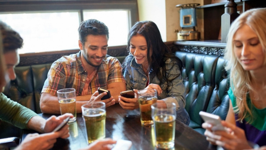 Tinejdžeri mladi pivo kafić pab bar