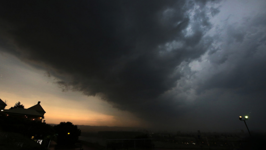 Snažan pljusak pogodio Novi Sad