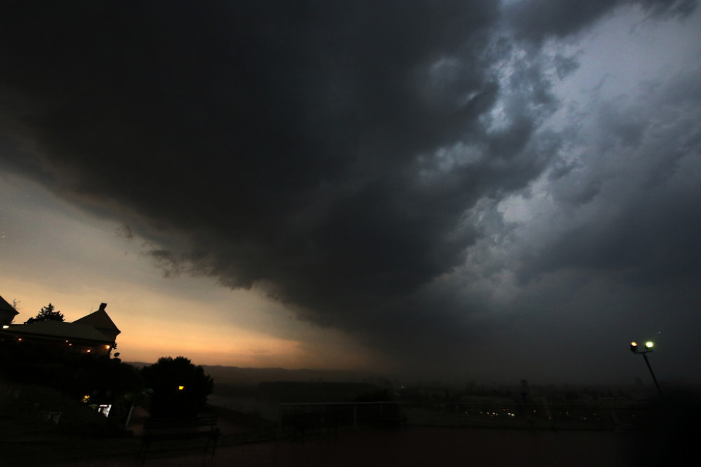 Snažan pljusak pogodio Novi Sad