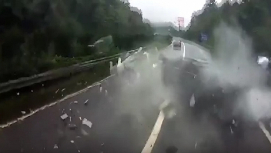 Izleteo kroz zadnje staklo