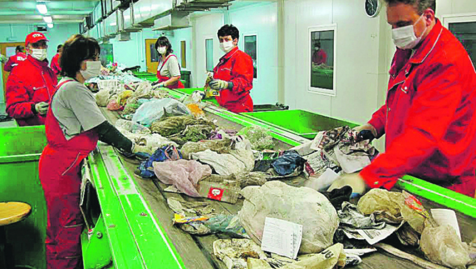 Radnici videli da iz trenerke vire dečje nožice  