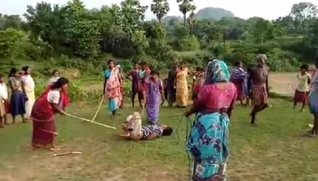 Žene ga tukle do iznemoglosti