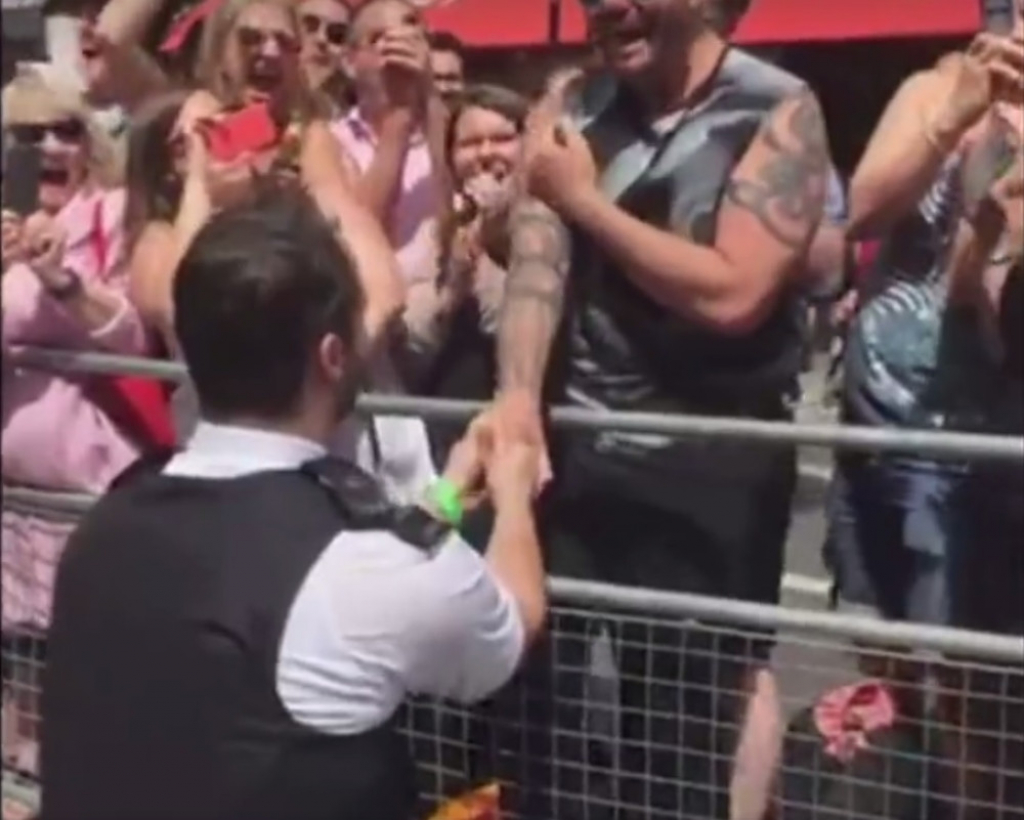 Na gej paradi zaprosio dečka