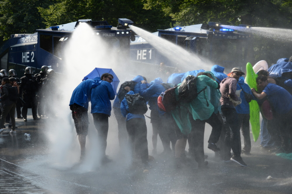 Demonstranti Hamburg vodeni topovi G20