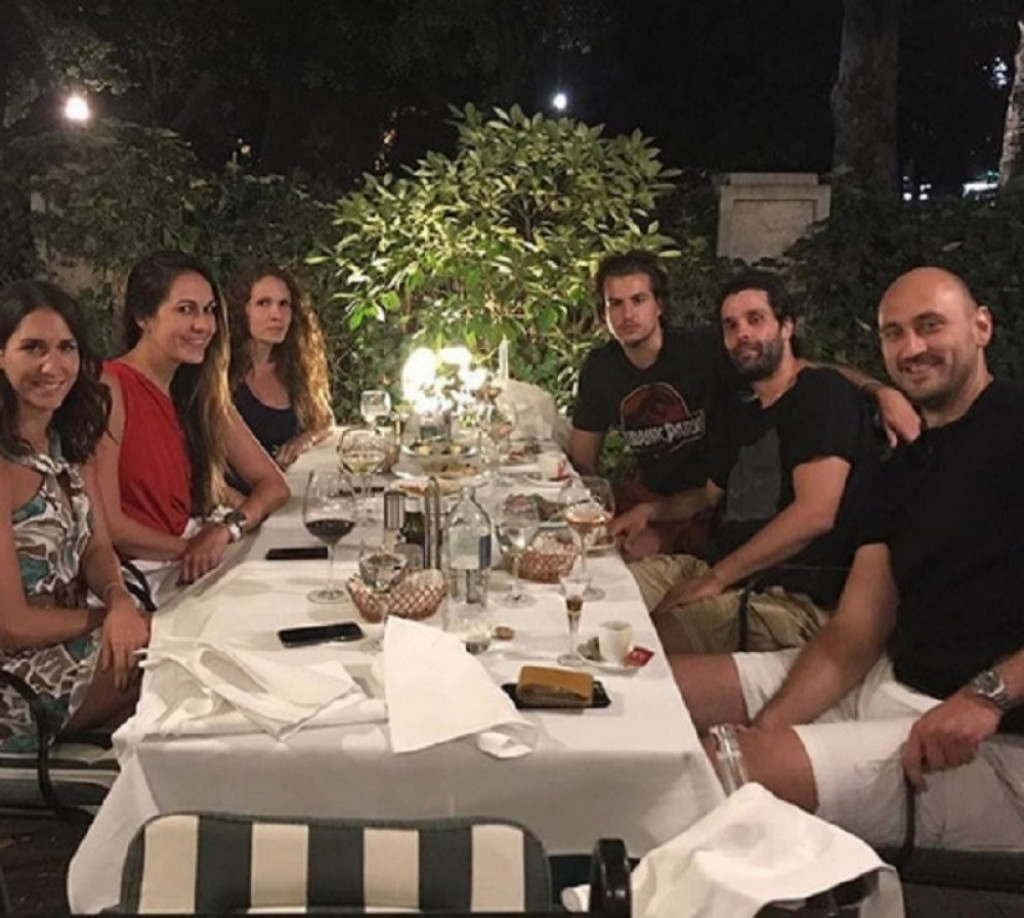 Milo&scaron; i Jelisaveta sa prijateljima