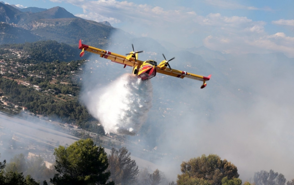 Kanader gasi požar na Azurnoj obali