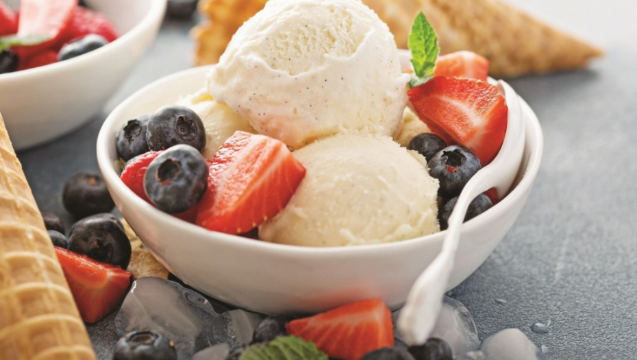 Sladoled od vanile sa voćem