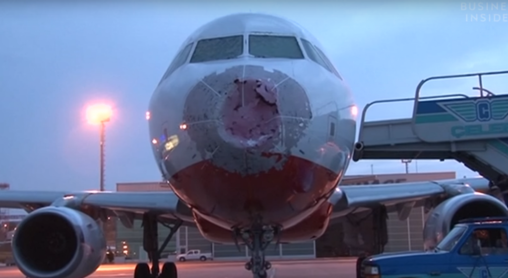 Grad teško oštetio putnički avion