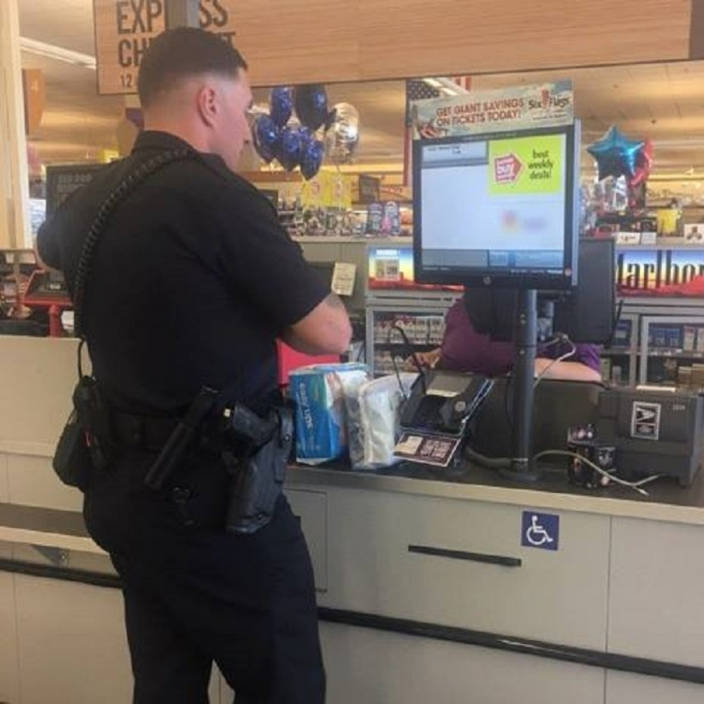 Policajac kupuje pelene