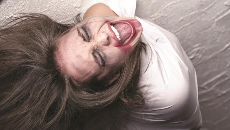 Besna žena histerija ludača