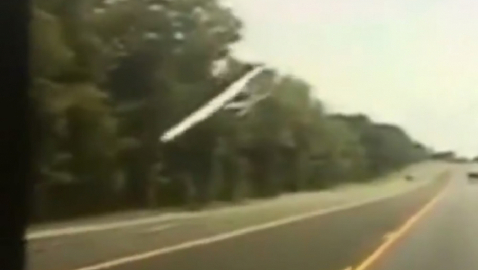 Avion pao pored auto-puta