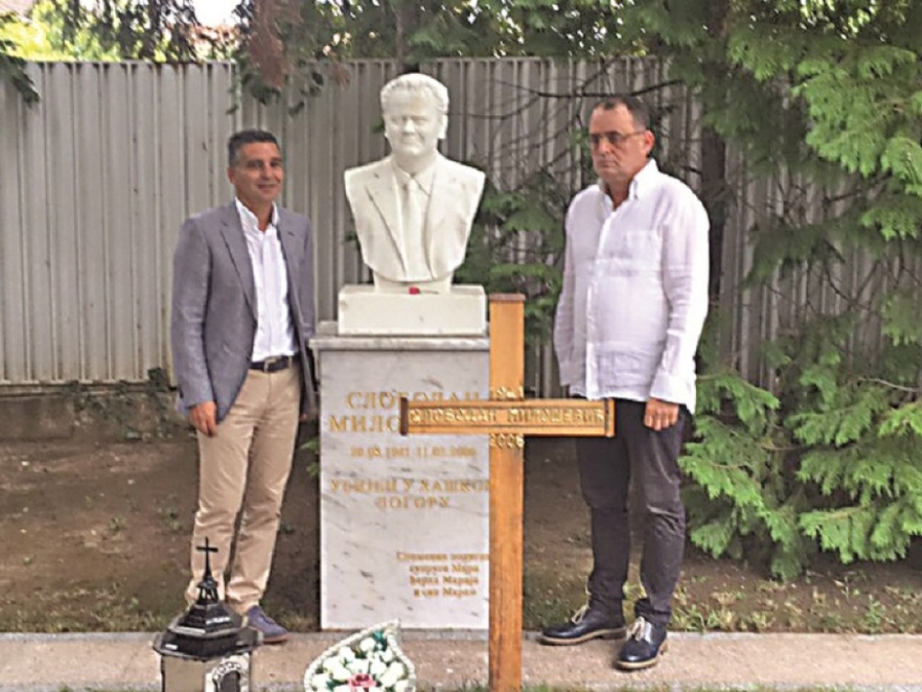 Milošević i Zagrađanin na grobu Slobodana Miloševića