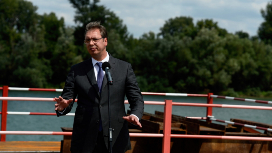 Predsednik Vučić obišao radove na Koridoru 11