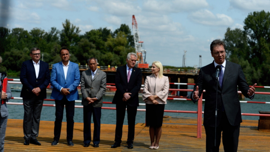 Predsednik Vučić obišao radove na Koridoru 11