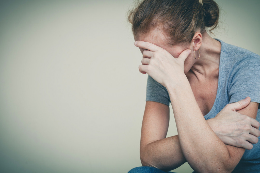 Žena plač tužna stres plakanje tragedija