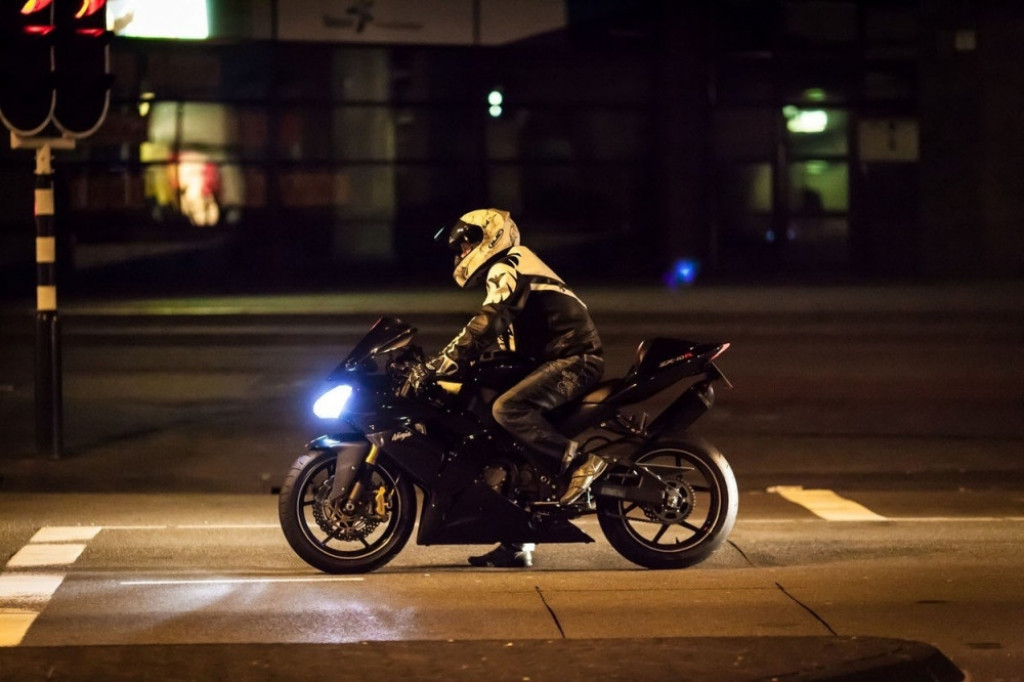 Motor motociklista noć