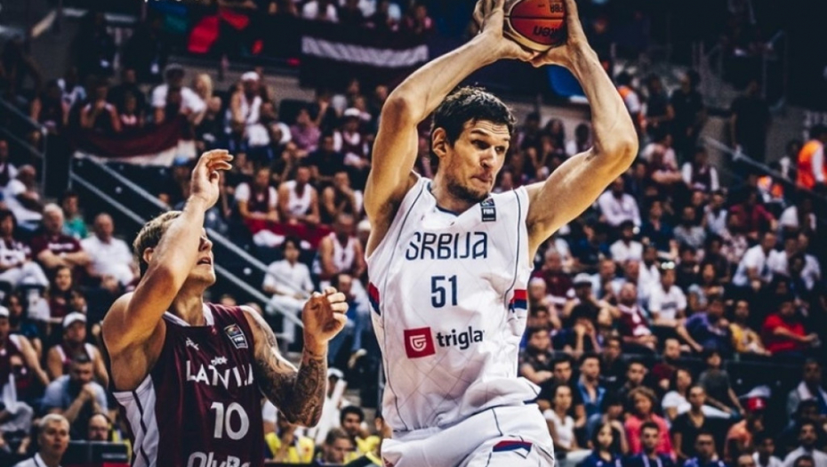 Boban Marjanović u duelu sa Janisom Timom