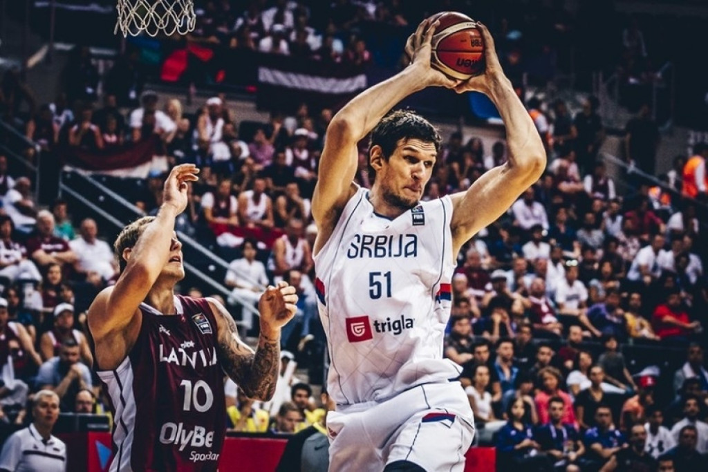 Boban Marjanović u duelu sa Janisom Timom