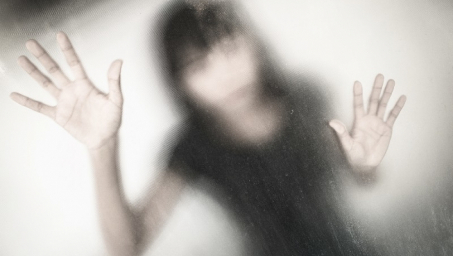 Žena, panika, prozor