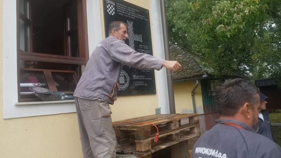 Skidanje sporne ploče u Jasenovcu