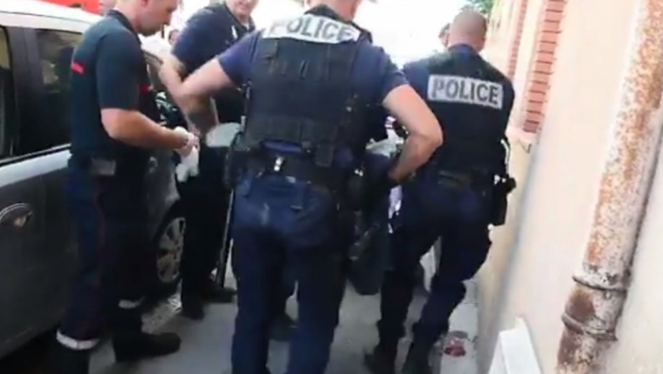 Policajci odvode napadača