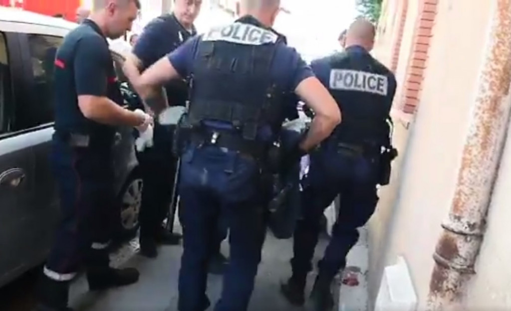 Policajci odvode napadača