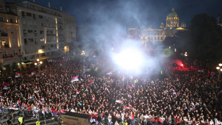 Doček košarkaša na balkonu