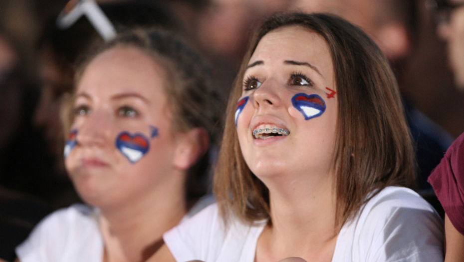 Doček košarkaša na balkonu